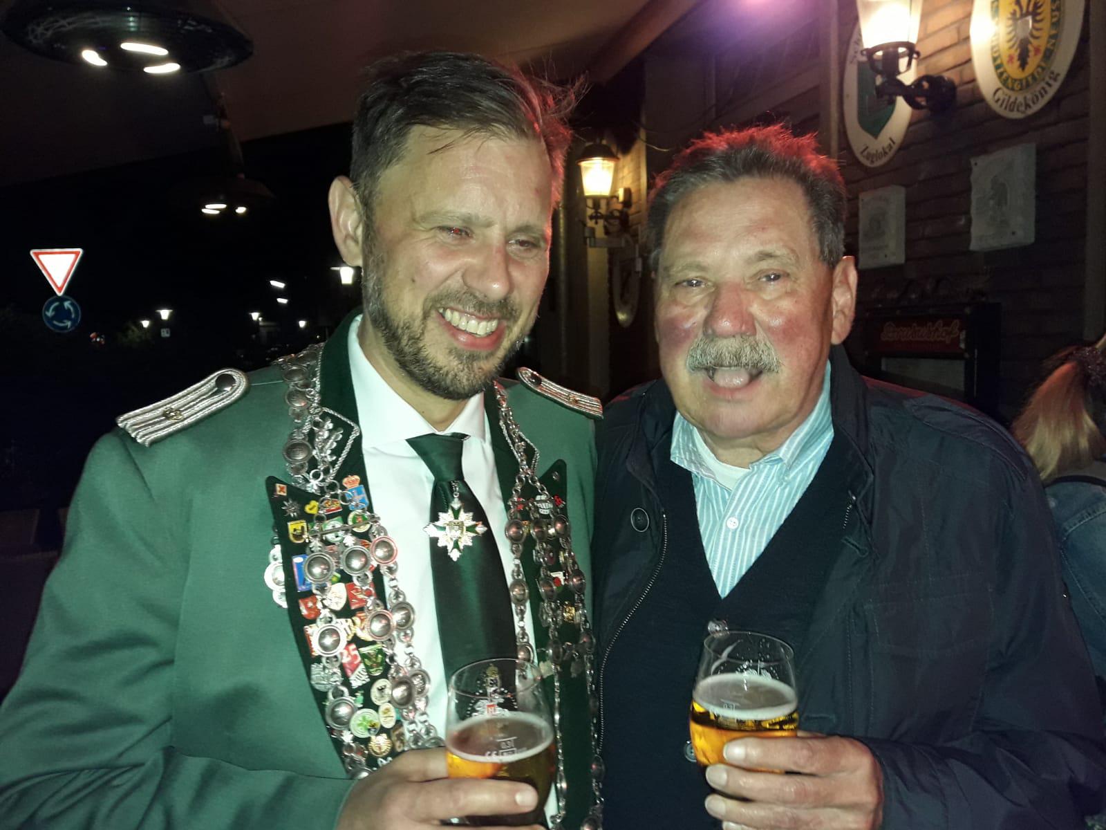 Seine Majestät lässt sich gebührend feiern