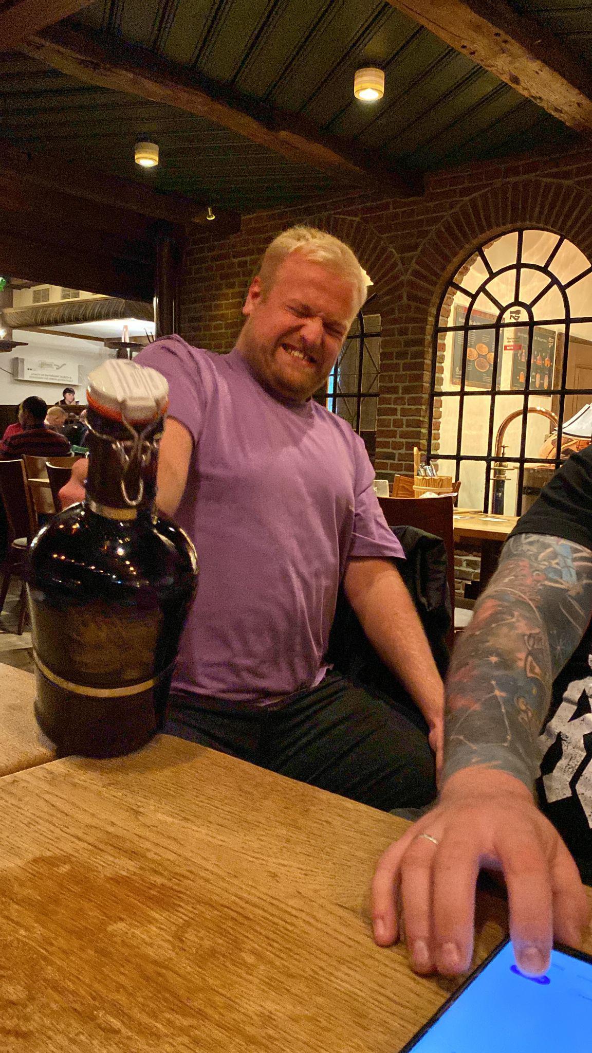 Und der Siegerpokal wurde danach für Spielchen genutzt